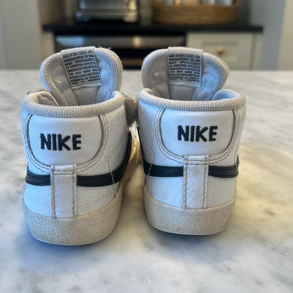 Toddler Nike high top sneakers size 6T - Picture 2 of 4